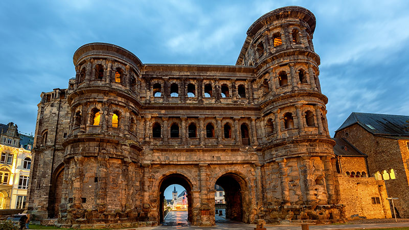 En bygning fra antikken som heter Porta Nigra i byen Trier.